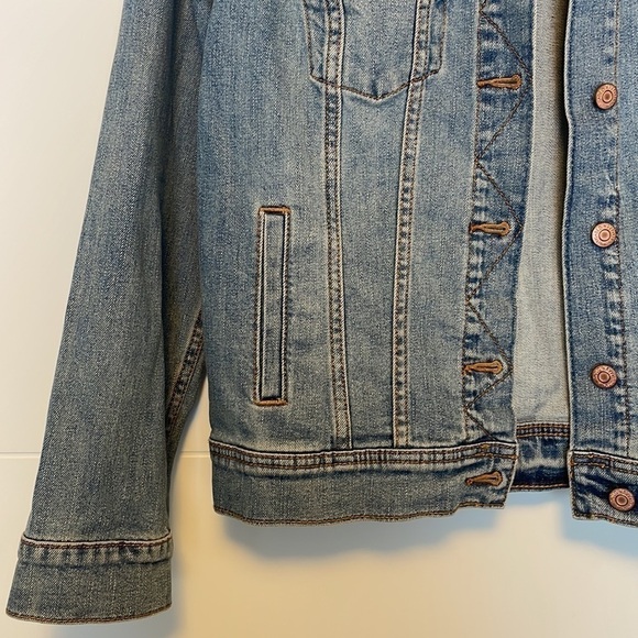 𝅺Old Navy Jean Jacket - Picture 3 of 8